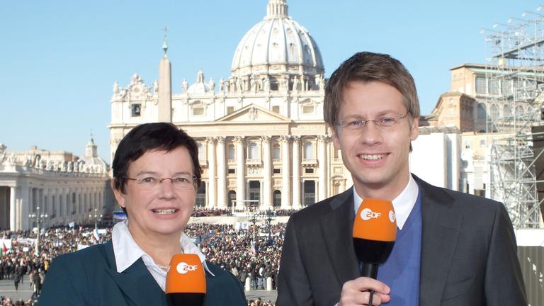 ichaela Pilters und Andreas Klinner stehen vor dem Petersdom in Rom