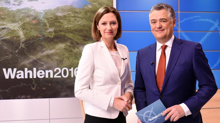 "Wahl in Mecklenburg-Vorpommern": Bettina Schausten und Matthias Fornoff stehen nebeneinander im ZDF-Wahlstudio.