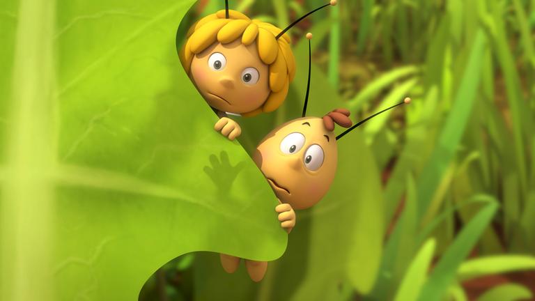 "Die Biene Maja - Falscher Alarm": Maja und Willi verstecken sich hinter einem Blatt und schauen erschrocken.