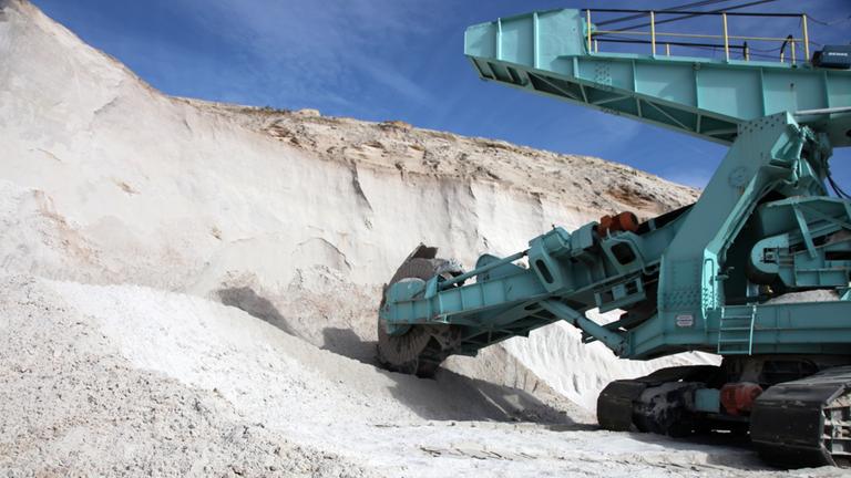 "planet e.: Sand - der unterschätzte Rohstoff": Aufnahme von den Quarzsand-Vorräten in Frechen. Rechts steht eine große Baumaschine.