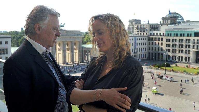 "Lotte Jäger und das tote Mädchen": Lotte Jäger (Silke Bodenbender) und Weigel (Andreas Schmidt-Schaller) stehen auf dem Balkon von Weigels Büro in Berlin. Im Hintergrund der Pariser Platz mit dem Brandenburger Tor und der Reichstagskuppel.