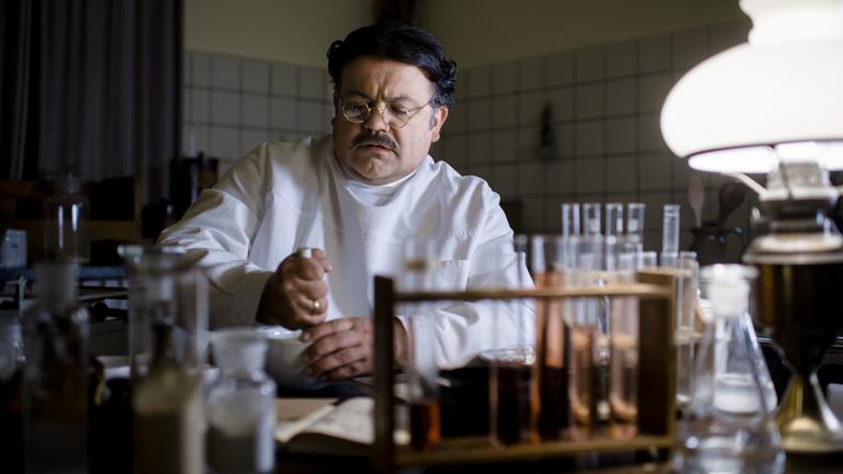 "Deutschlands große Clans - Die Oetker-Story": Dr. August Oetker (Frank Auerbach) beim Experimentieren.