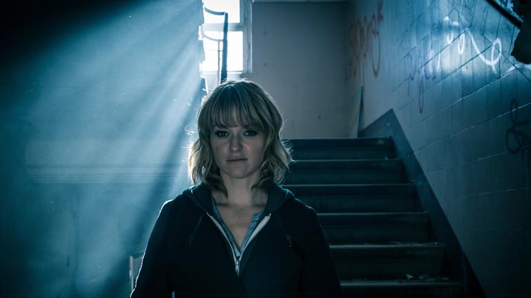 "Kommissarin Heller - Nachtgang": Winnie Heller (Lisa Wagner) geht eine Treppe hinunter.