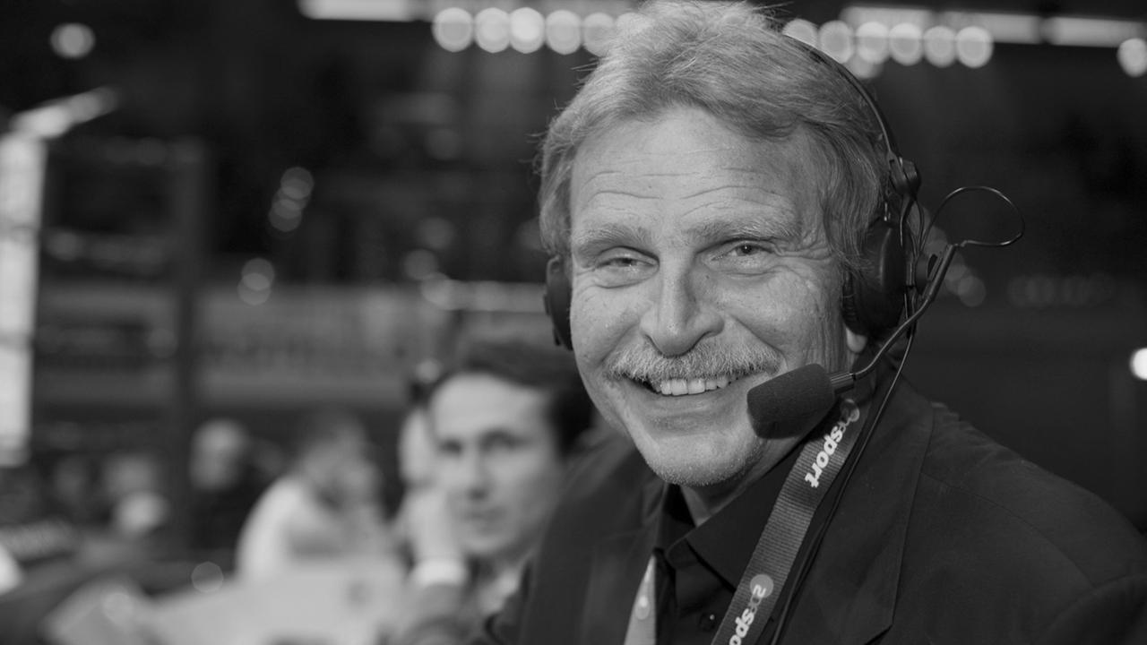 Der verstorbene ZDF-Sportreporter Günter Peter Ploog mit Kopfhörer und Mikrofon in der Sprecherkabine