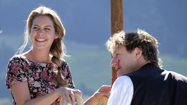 "Liebe bis in den Mord - Ein Alpenthriller": Das junge Ehepaar Sonja (Felicitas Woll) und Thomas Gruber (Thomas Unger) in der Sommersonne in Bayern.