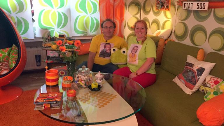 "ZDFzeit - Früher war alles besser! Oder?": Ehepaar Fletzoreck sitzt in ihrem 70er-Jahre-Wohnzimmer.