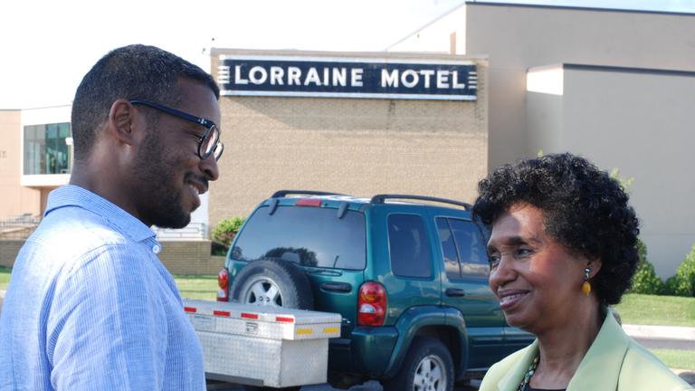  "Black in the USA - Rassismus und tödliche Unruhen": Sékou Neblett und Elaine Turner stehen vor einem Motel und unterhalten sich.