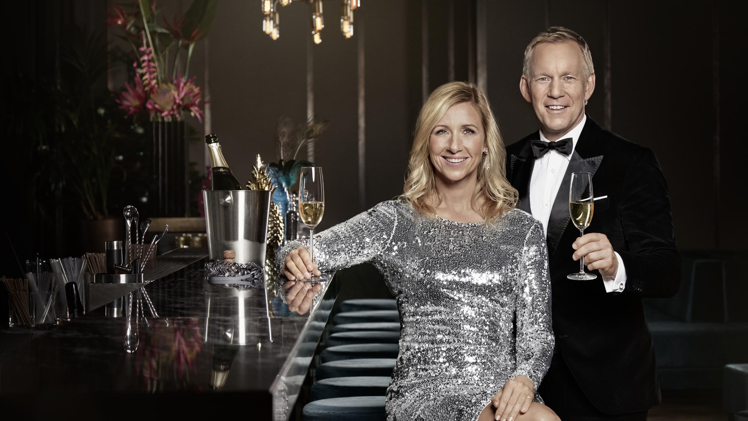 "Willkommen 2017": Andrea Kiewel sitzt an der Bar, sie ist festlich gekleidet. Johannes B. Kerner steht neben ihr, auch er ist festlich gekleidet und hält ein Sektglas in der Hand.