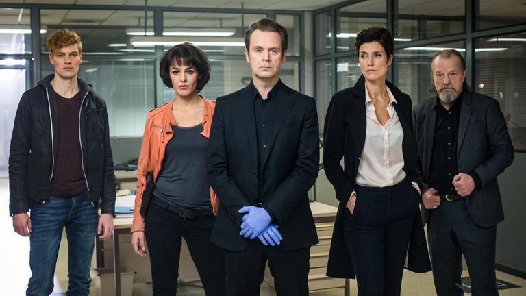 "Professor T.": Teamaufnahme von Daniel Winter (Andreas Helgi Schmid), Anneliese Deckert (Lucie Heinze), Professor T. (Matthias Matschke), Christina Fehrmann (Julia Bremermann) und Paul Rabe (Paul Faßnacht).