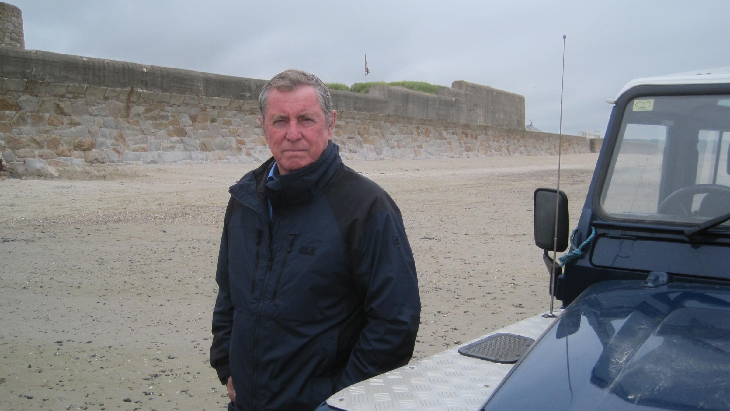 "ZDF-History - Hitlers England": Der Historiker und Schauspieler John Nettles ("Inspector Barnaby") vor einem deutschen Bunker auf der Insel Jersey.