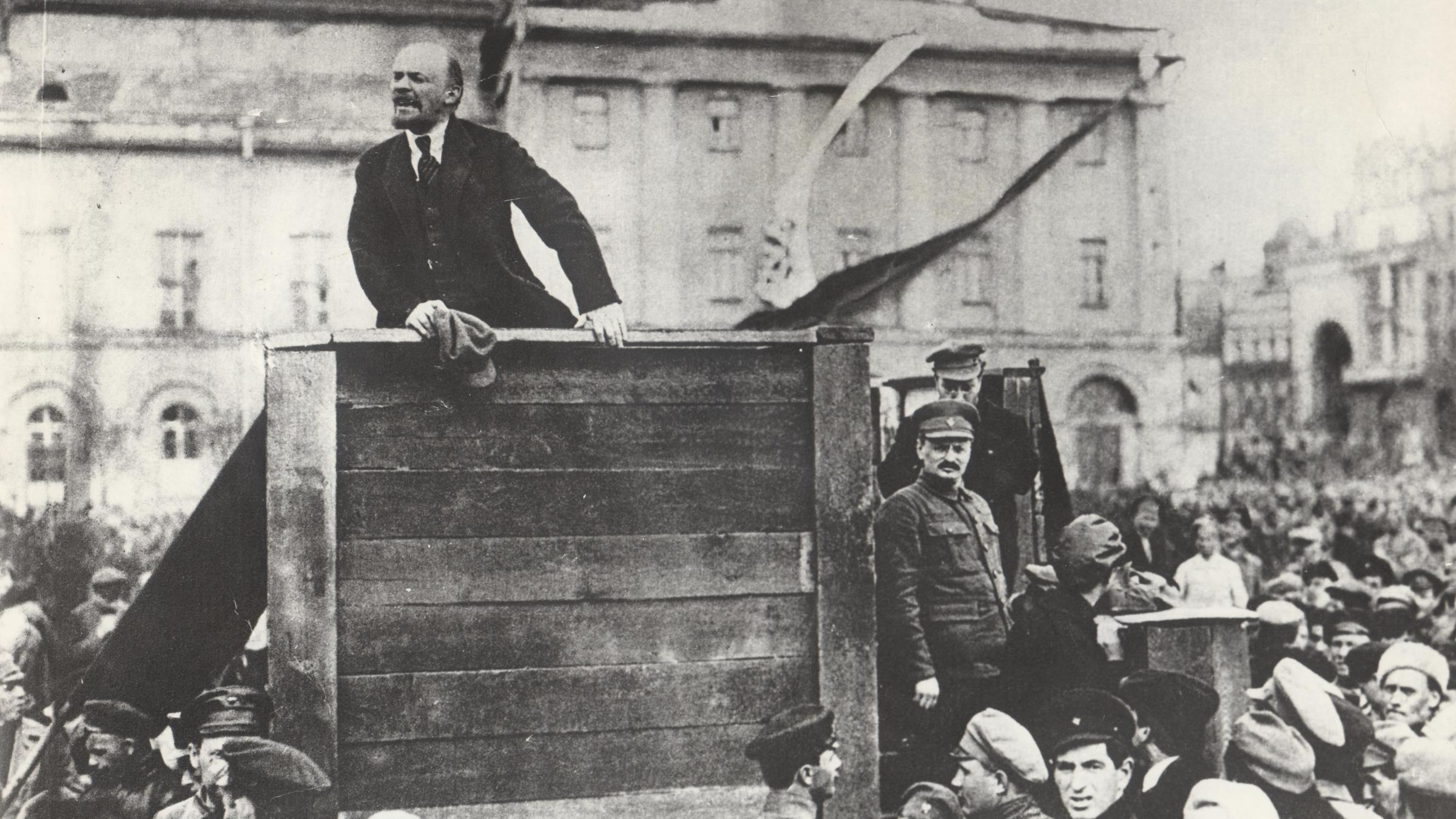 "Aufstieg und Fall des Kommunismus - Der Weg in die Revolution": Lenin mit Trotsky verabschieden Rotarmisten.