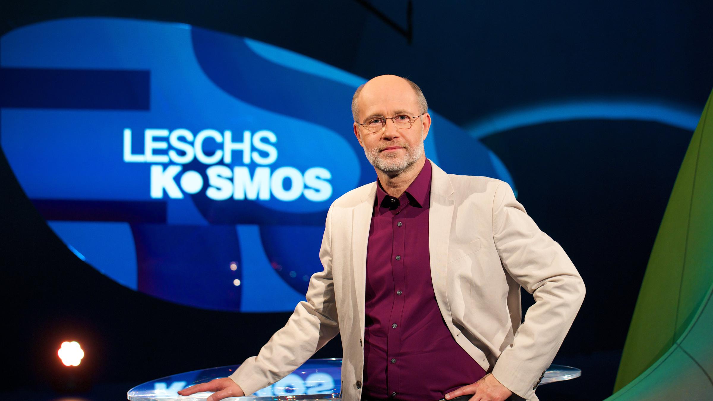 "Leschs Kosmos": Harald Lesch steht im Studio und schaut in die Kamera