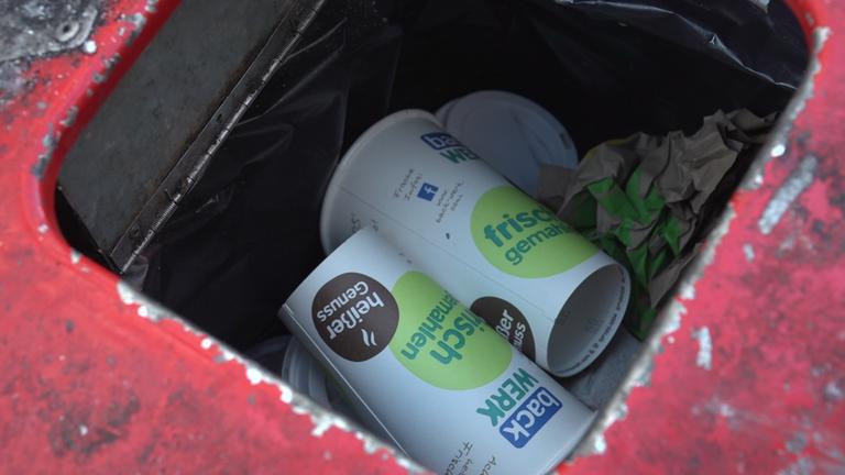 "planet e.: Die alltägliche Papier-Verschwendung": Mehrere Pappbecher in einem Mülleimer.