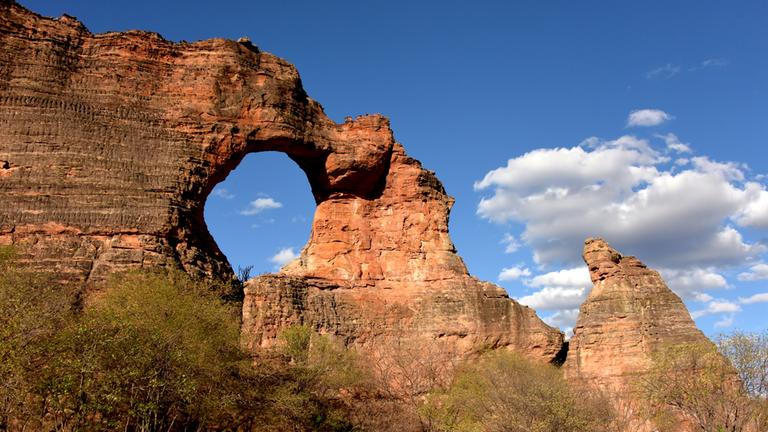 "Terra X: Sensationsfund in Brasilien - Die ersten Amerikaner": Landschaftsaufnahme: Pedra Furada in der Serra da Capivara im brasilianischen Bundesstaat Piaui.
