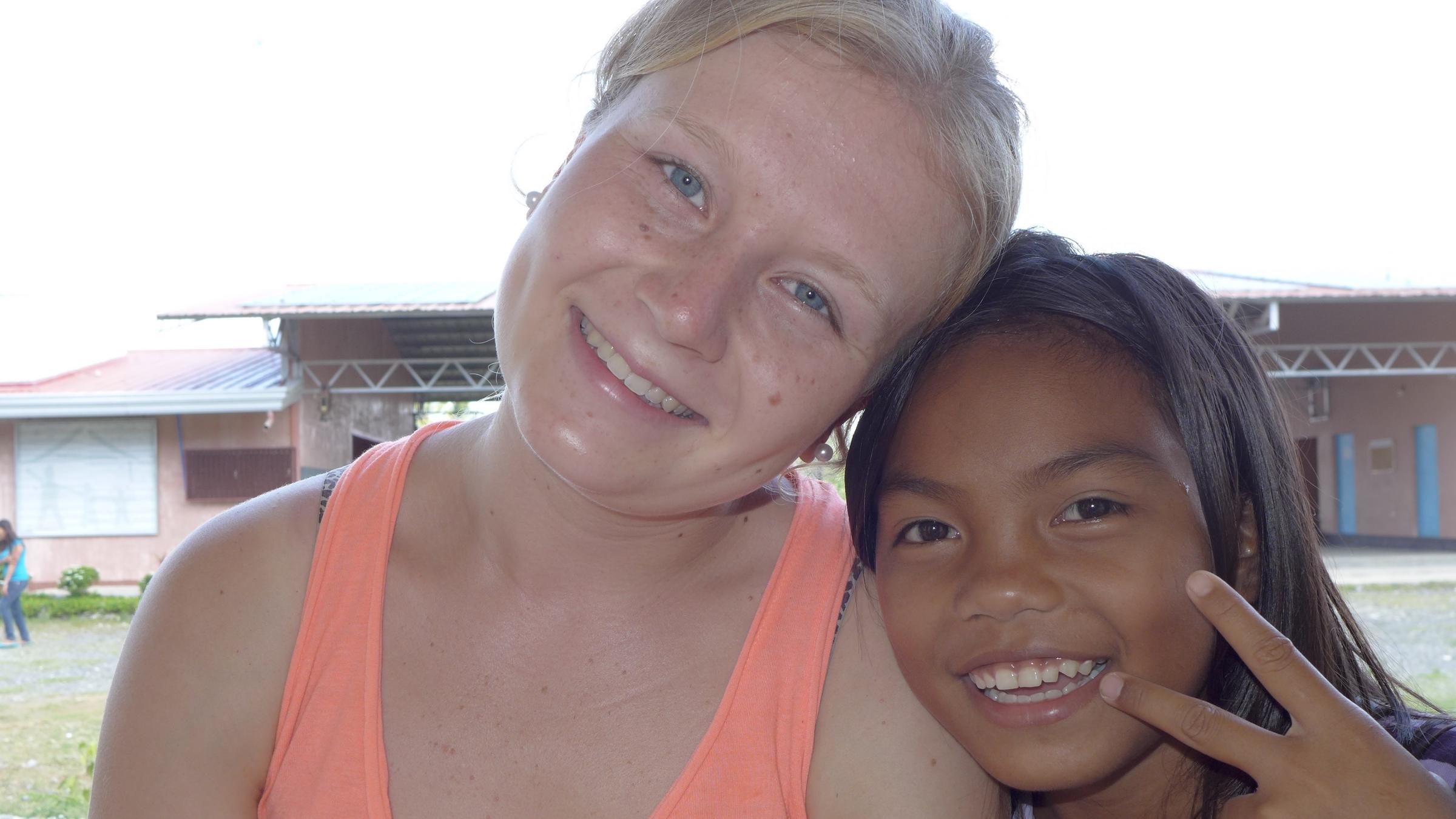 "20-40-60: Unser Leben! - Die Zwanziger: Aufbruch!": Antonia mit einem Mädchen aus dem Kinderdorf. Beide lächeln in die Kamera.