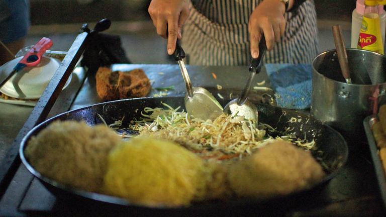Street Food (1)": Essen wird in einem Wok zubereitet.