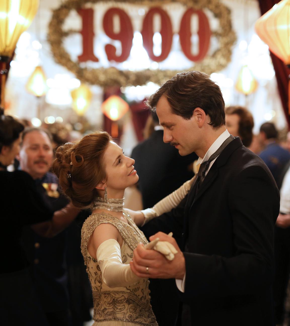 "Das Sacher. In bester Gesellschaft": Konstanze von Traunstein (Josefine Preuß) und Maximilian Aderhold (Florian Stetter) tanz