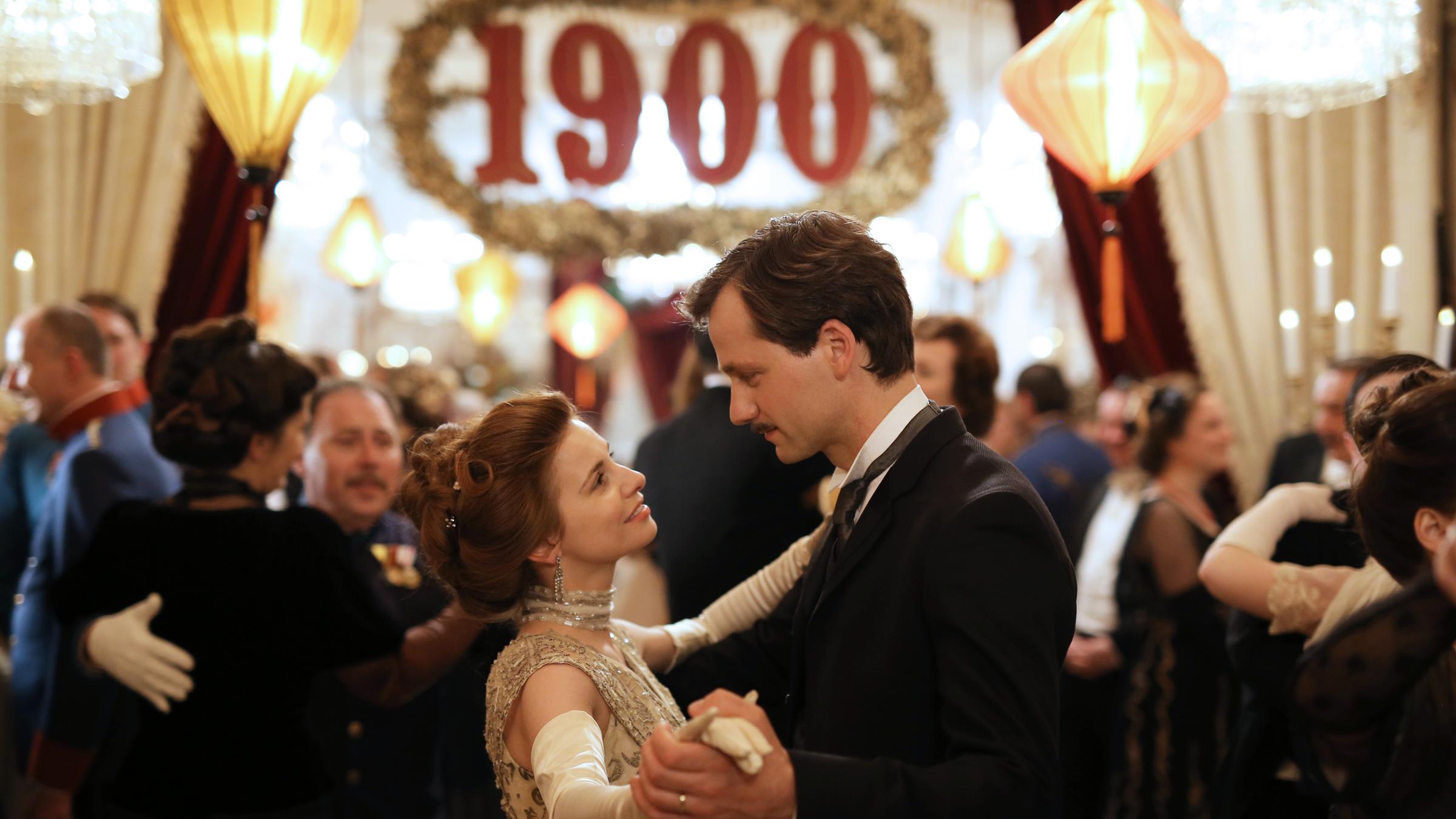 "Das Sacher. In bester Gesellschaft": Konstanze von Traunstein (Josefine Preuß) und Maximilian Aderhold (Florian Stetter) tanz