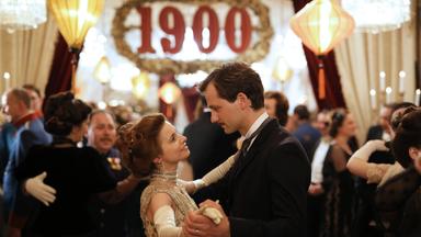 "Das Sacher. In bester Gesellschaft": Konstanze von Traunstein (Josefine Preuß) und Maximilian Aderhold (Florian Stetter) tanz