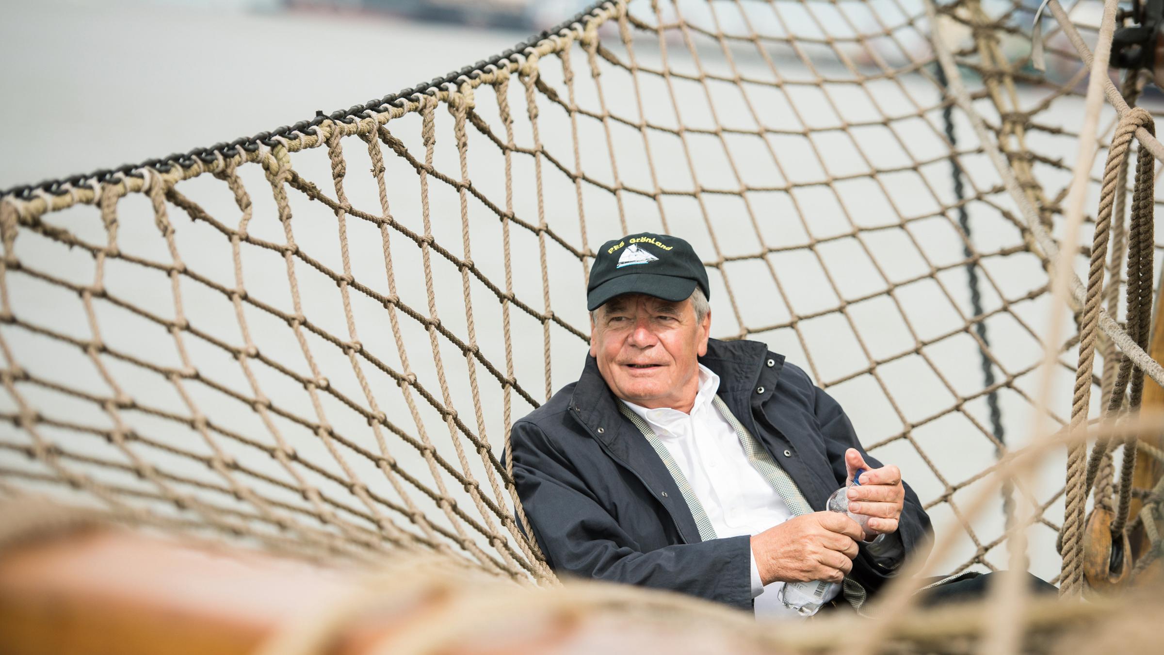 "ZDFzeit: Mensch Gauck! Pastor, Präsident, Freiheitssucher": Bundespräsident Joachim Gauck an Bord eines Segelschiffs.