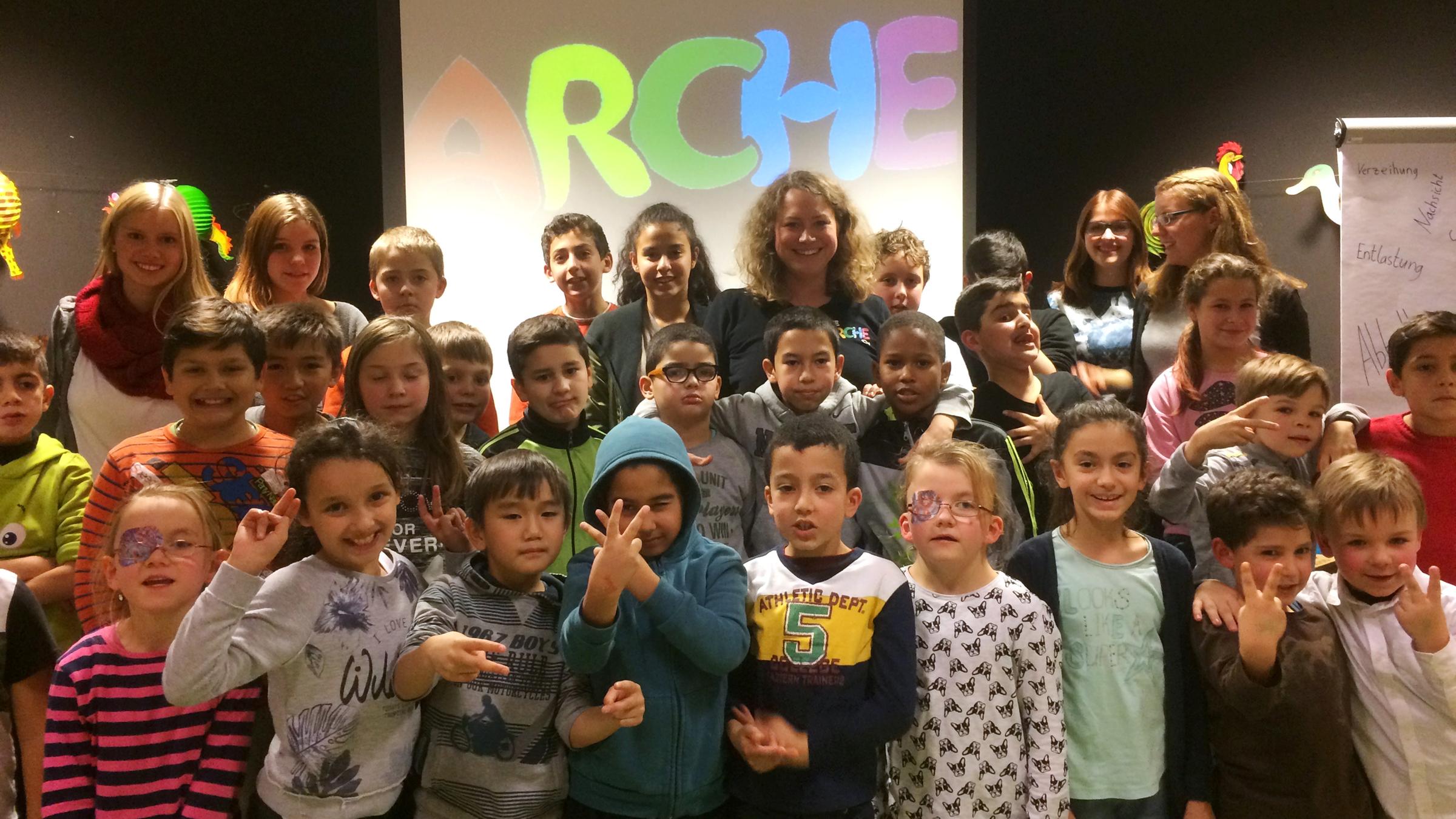 "ZDF.reportage: Armes reiches Deutschland - Kein Geld für Kinder": Leiterin der Arche Düsseldorf, Maike Deckers mit ihren Schützlingen.