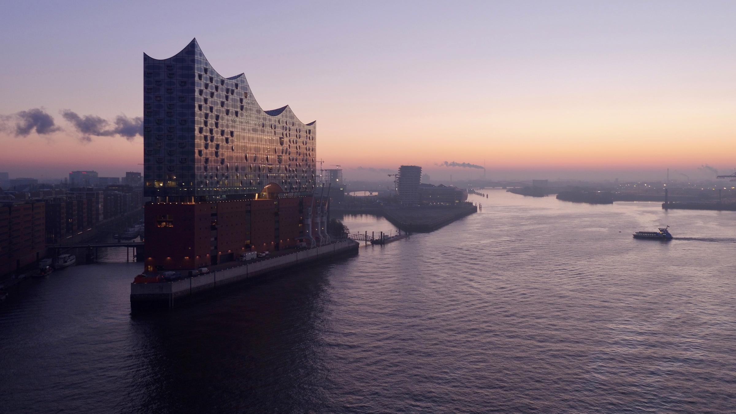 "ZDF.reportage: Die Elbphilharmonie - Hamburgs Jahrhundertbauwerk": Die Elbphilharmonie bei Sonnenaufgang.