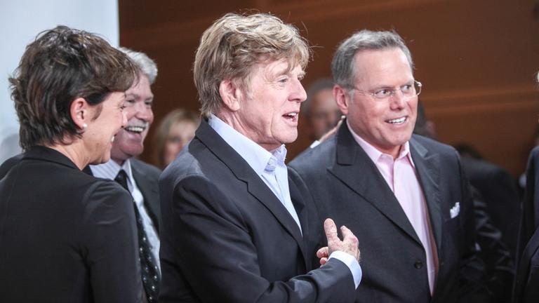 "Watergate - Der größte Skandal der USA": Robert Redford mit Abgeordneten des Senatsausschusses.