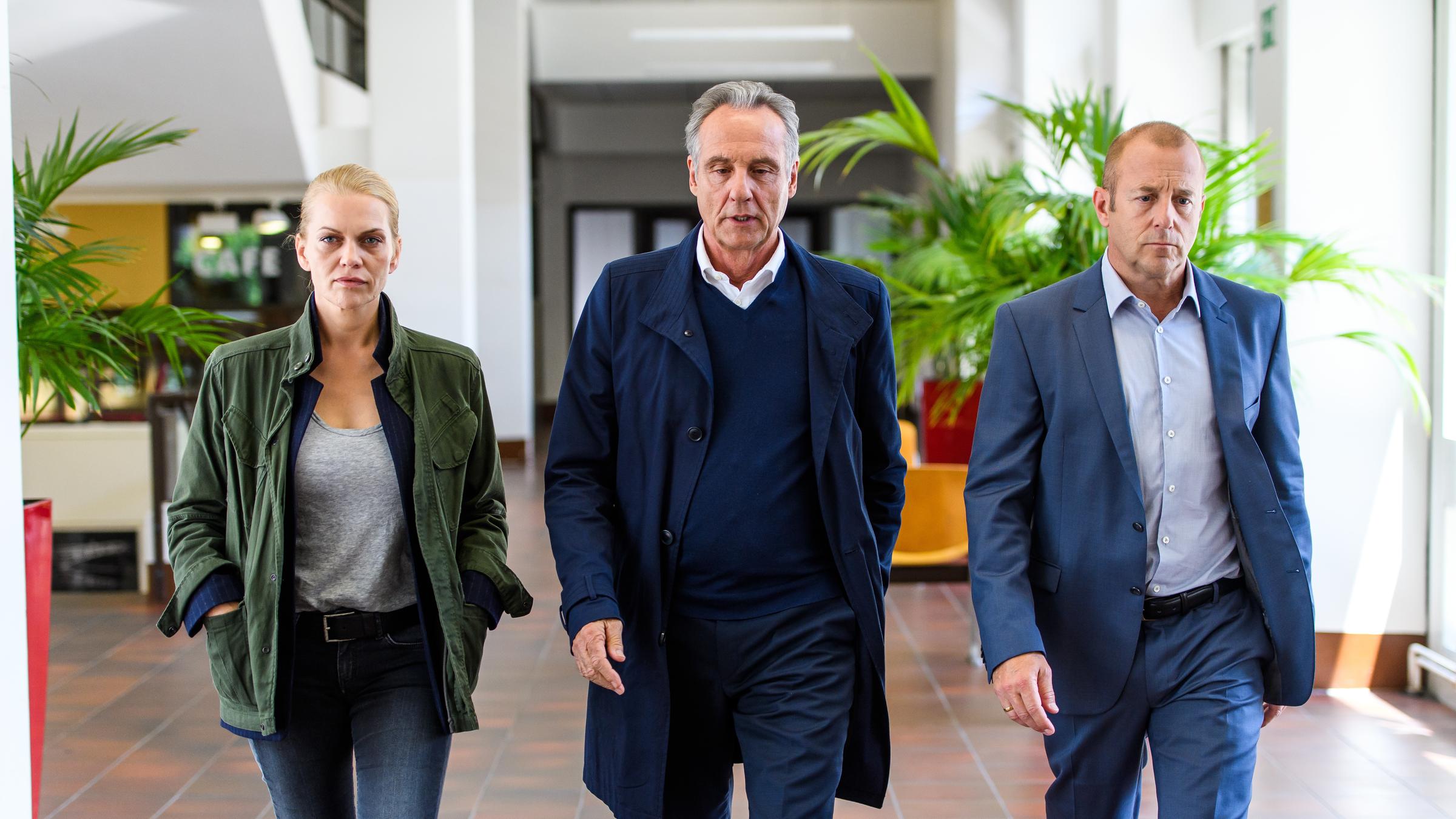 „Helen Dorn – Gnadenlos“: Helen Dorn (Anna Loos), Falk Mattheisen (Daniel Friedrich) und Dr. Werner Kleinert (Heino Ferch) gehen gemeinsam einen Gang entlang.