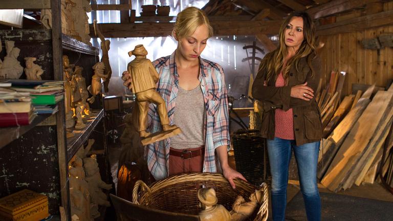 "Frühling - Schritt ins Licht": Inga (Cordula Zielonka) und Katja Baumann (Simone Thomalla) in der Holzschnitzerei - im Hintergrund lichtdurchflutete Scheune, Holz und Schnitzfiguren.