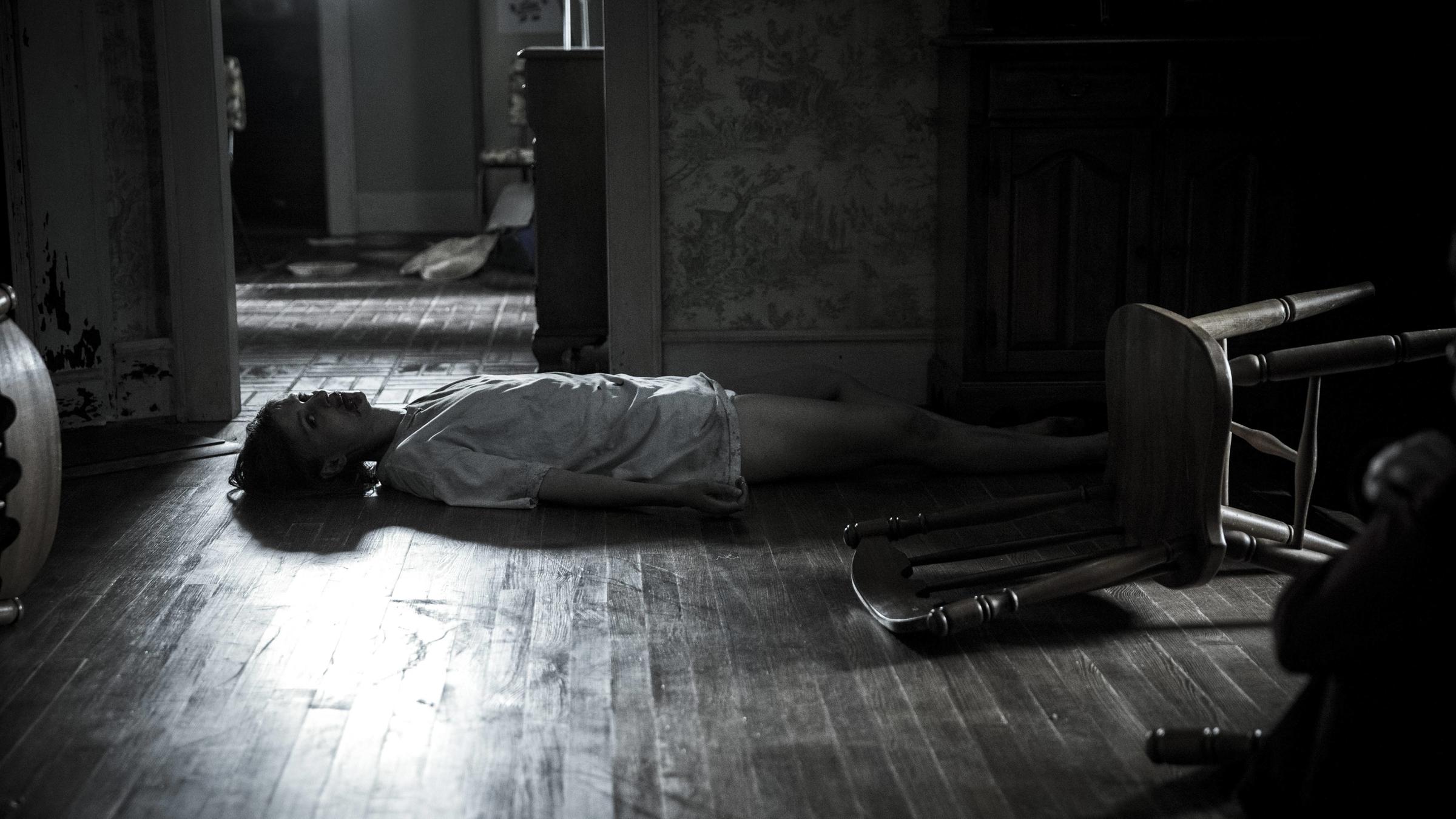 "Outcast - Gefallene Seelen": Sarah Barnes (Julia Crockett) liegt regungslos auf dem Wohnzimmerboden. Neben ihr liegt ein umgekippter Stuhl.