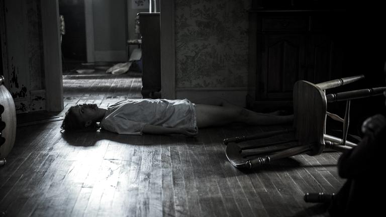 "Outcast - Gefallene Seelen": Sarah Barnes (Julia Crockett) liegt regungslos auf dem Wohnzimmerboden. Neben ihr liegt ein umgekippter Stuhl.
