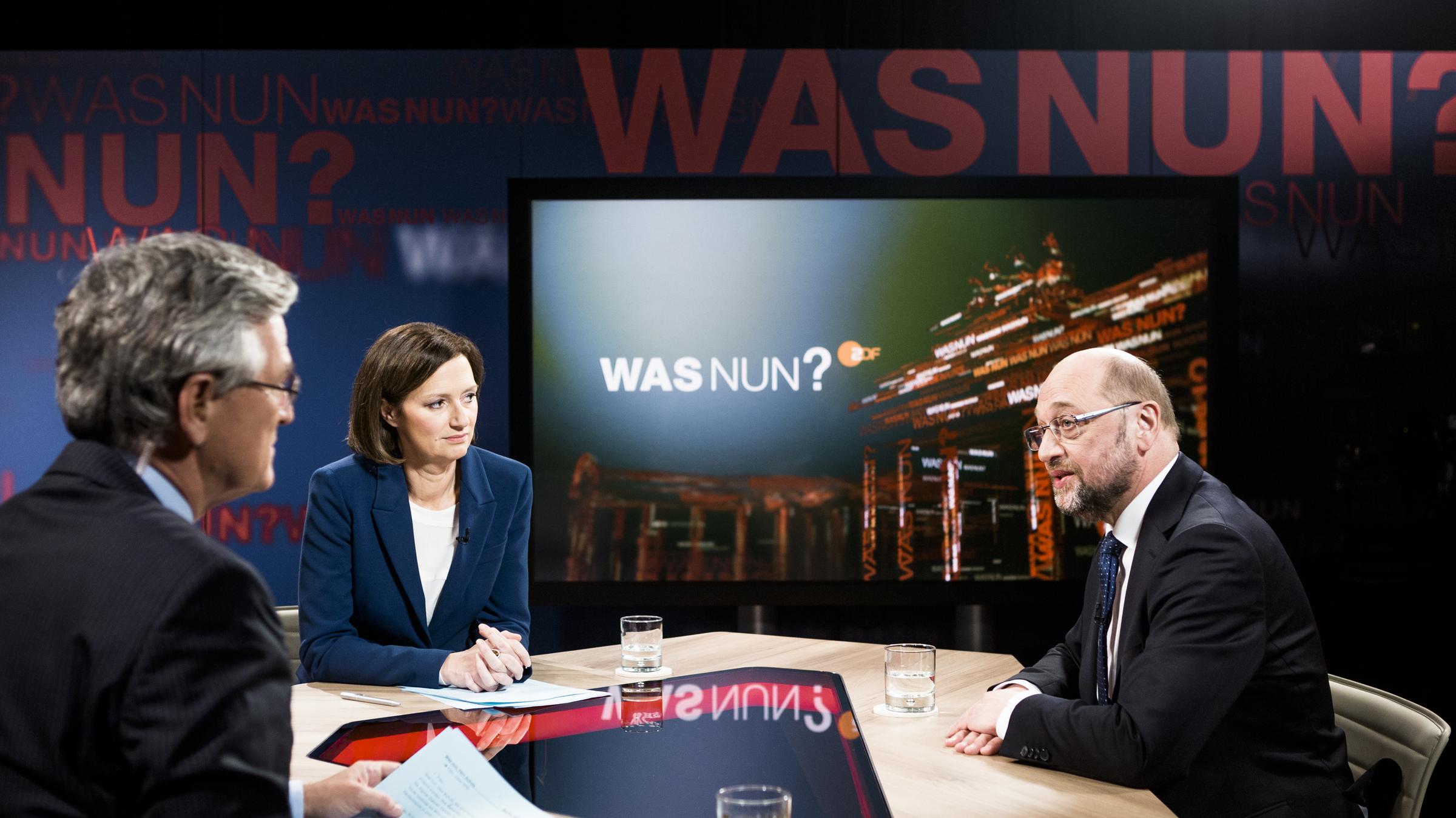 "Was nun, Herr Schulz": Sitzen sich am Tisch zum Gespräch gegenüber: Peter Frey, Bettina Schausten, Martin Schulz