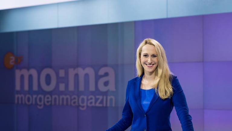 "ZDF-Morgenmagazin": Charlotte Potts steht am vor der Studuiokulisse am Moderationspult.