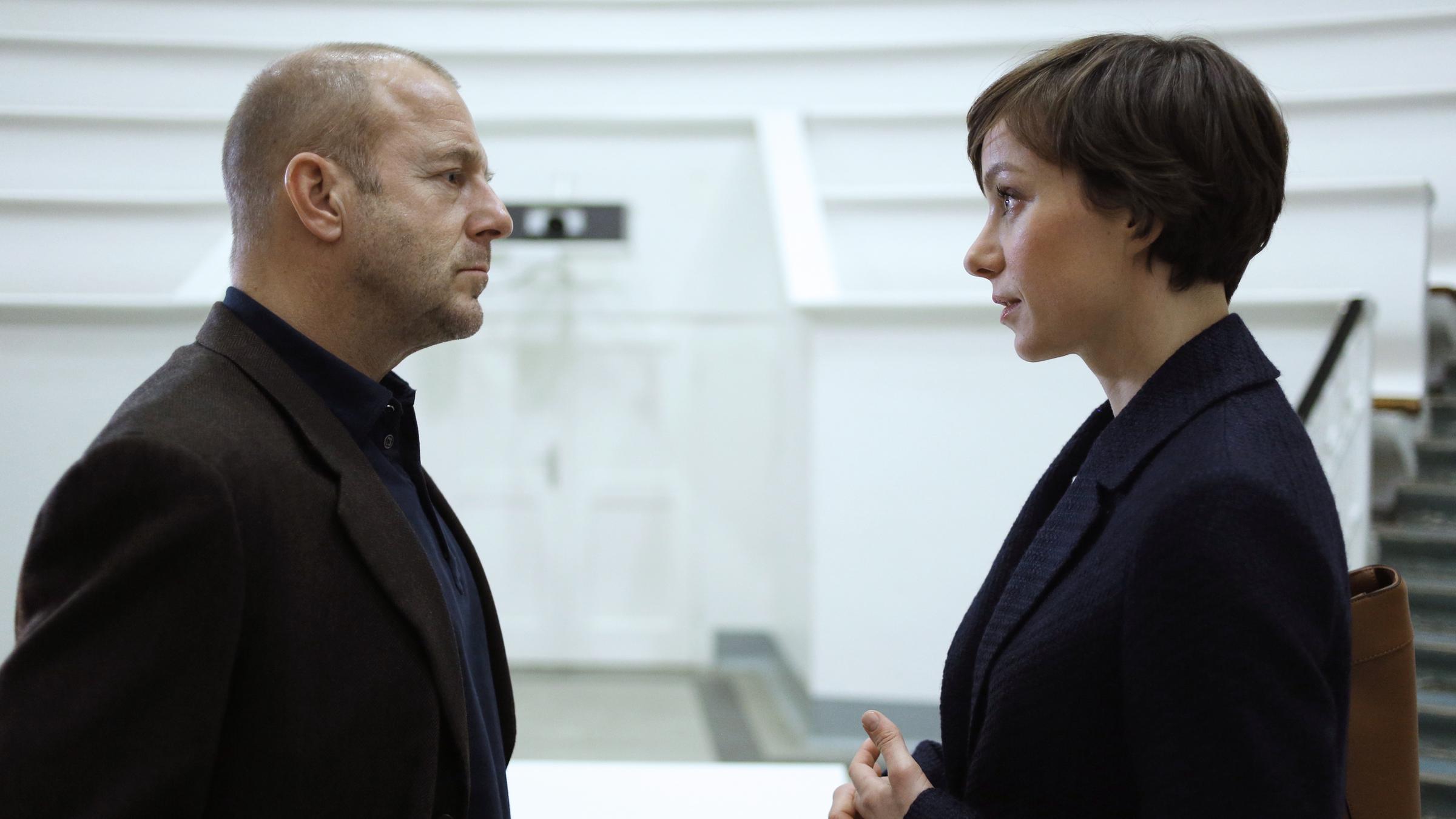 "Spuren des Bösen - Begierde": Clara Rink (Julia Koschitz) und Richard Brock (Heino Ferch) stehen sich im Hörsaal gegenüber. Clara Rink reibt sich unsicher die Hände.