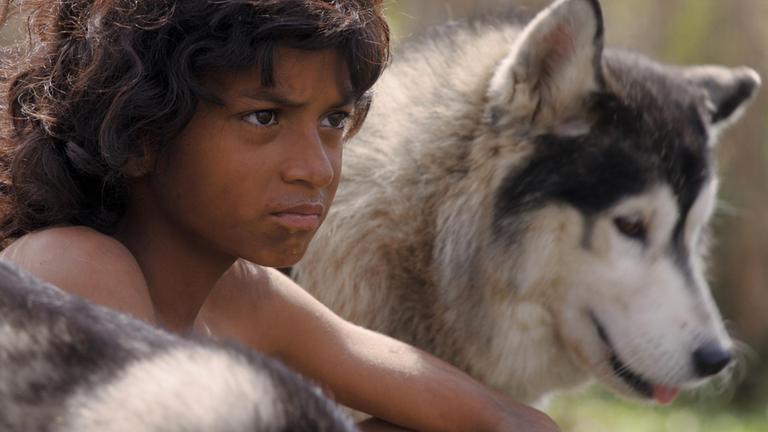 "Terra X: Mythos Wolfskind - Mogli und die wilden Kinder": Indischer Junge zwischen zwei Hunden.
