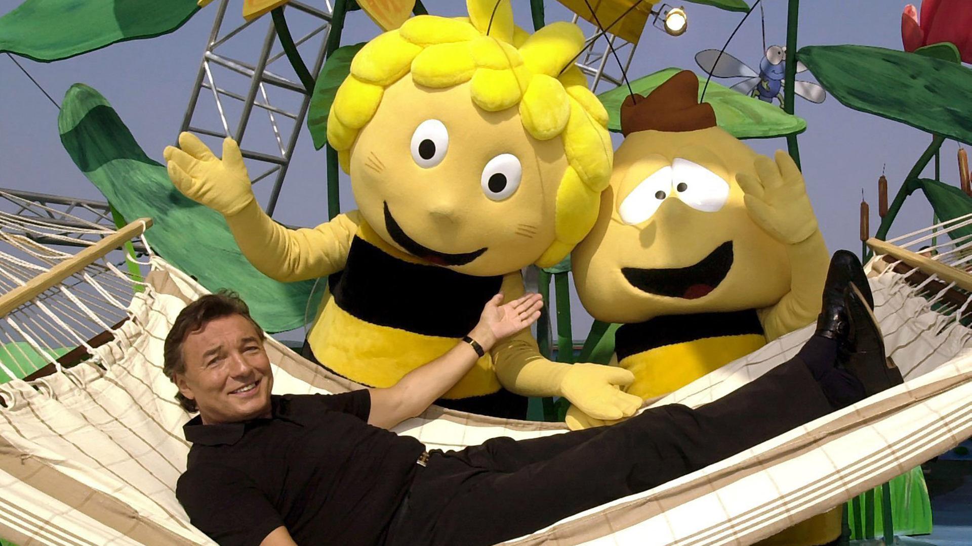 Karel Gott im Jahr 2001 mit Biene Maja und Willi