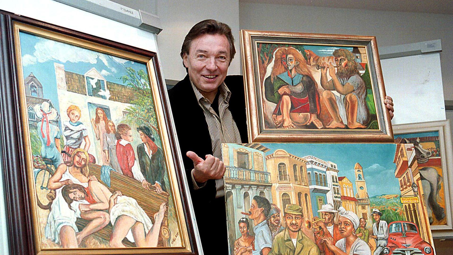 Karel Gott im Jahr 2000 mit einigen seiner Malereien