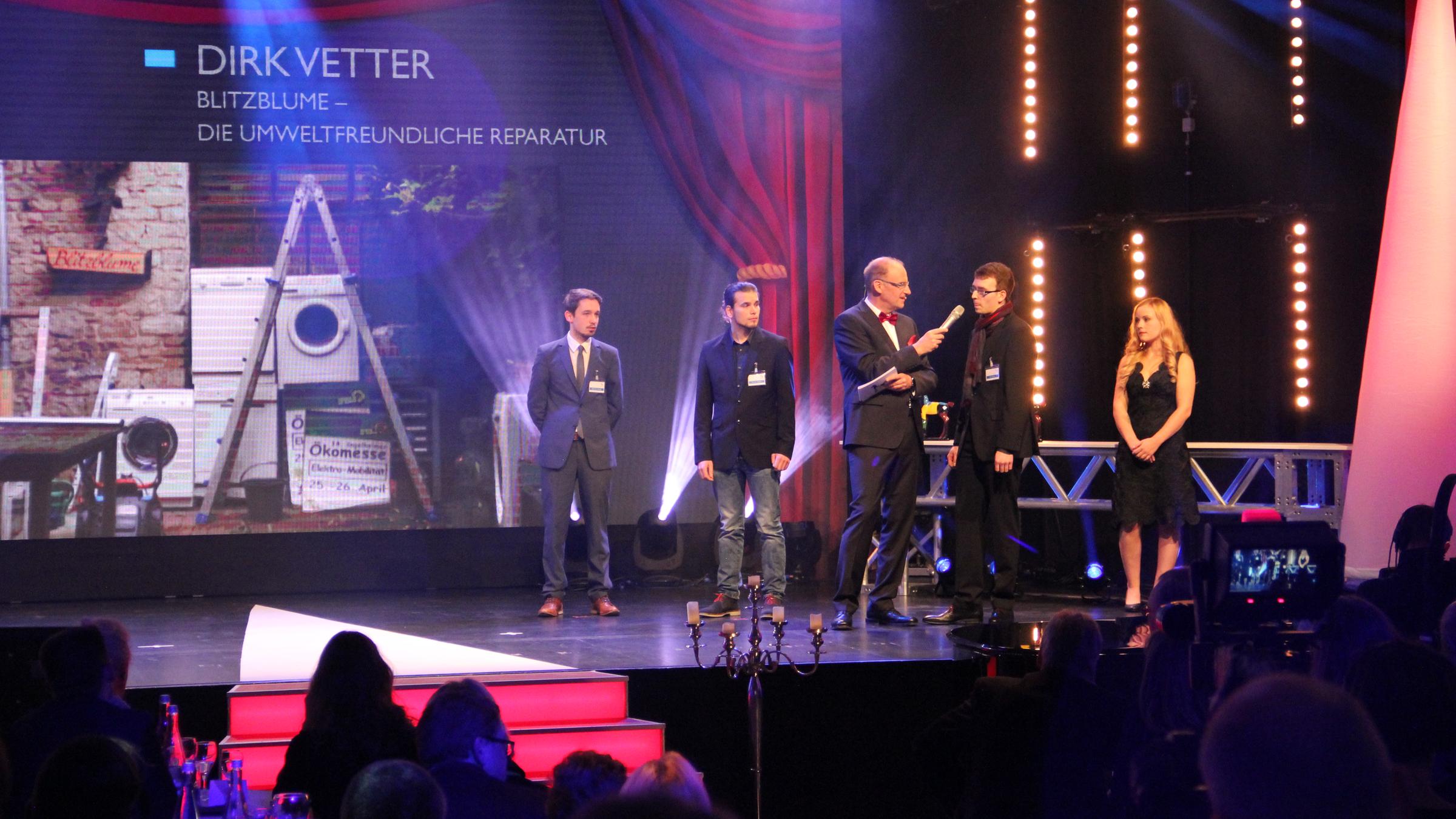 Dirk Vetter und Johannes Berger stehen auf der Bühne und nehmen den Baden Baden-Award entgegen.