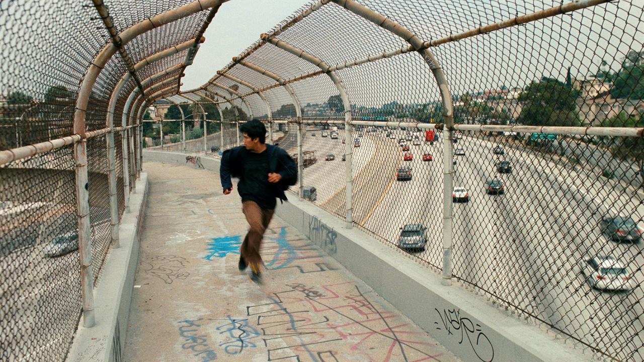 "SOY NERO": Nero (Johnny Ortiz) hat den Grenzwall zwischen Mexiko und Kalifornien überwunden – doch weiterhin flieht er vor der Polizei.