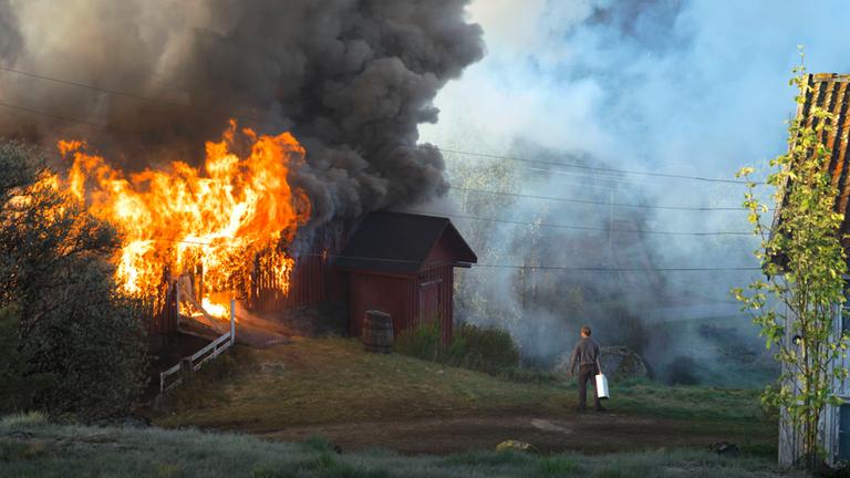 Pyromaniac - Bevor ich verbrenne: In den norwegischen Bergen brennt eine hölzerne Scheune lichterloh. Der Brandstifter betrachtet sein Werk, einen Benzinkanister in der rechten Hand
