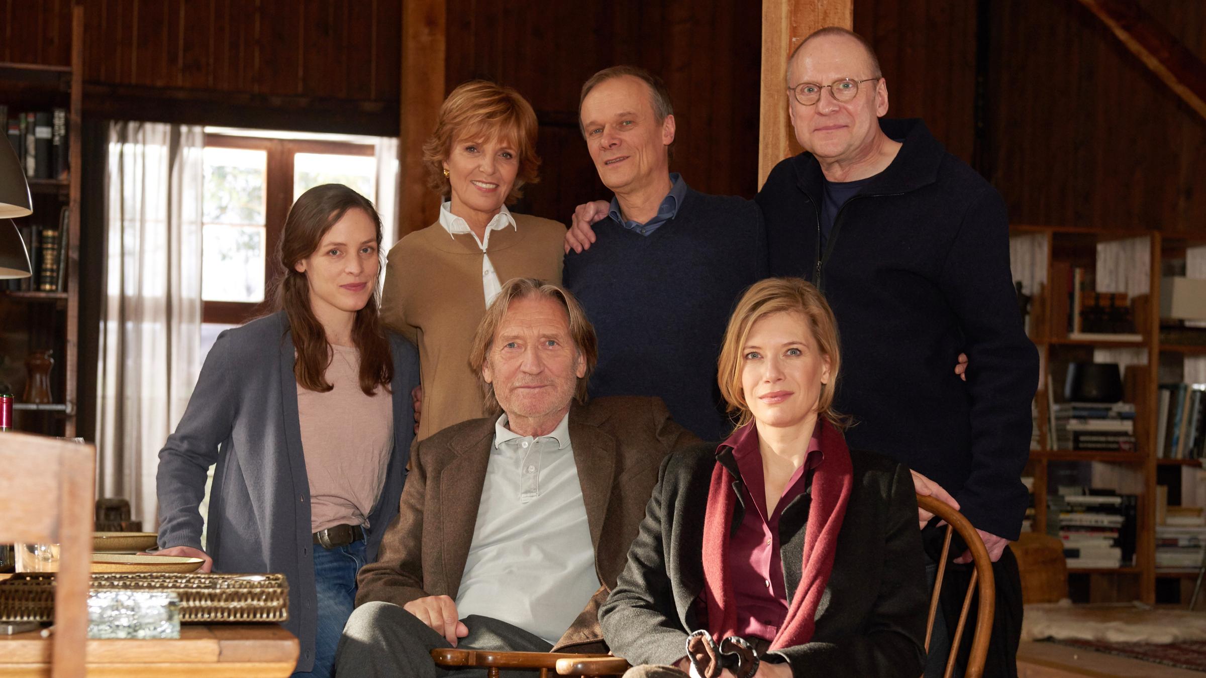 "Ein großer Aufbruch": Regisseur Matti Geschonneck (r.) mit seinen Darstellern: Katharina Lorenz, Ulrike Kriener, Matthias Habich, Edgar Selge, Ina Weisse (v.l.n.r.).