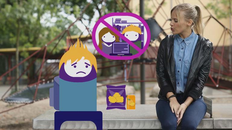 logo! Reporterin Linda Joe Fuhrich sitzt vor einem Klettergerüst und erklärt anhand von Figuren , warum Kinder aus ärmeren Familien manchmal benachteiligt sind.