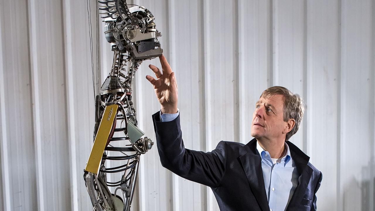 Claus Kleber mit einem Roboter des kalifornischen Künstlers Jeremy Mayer