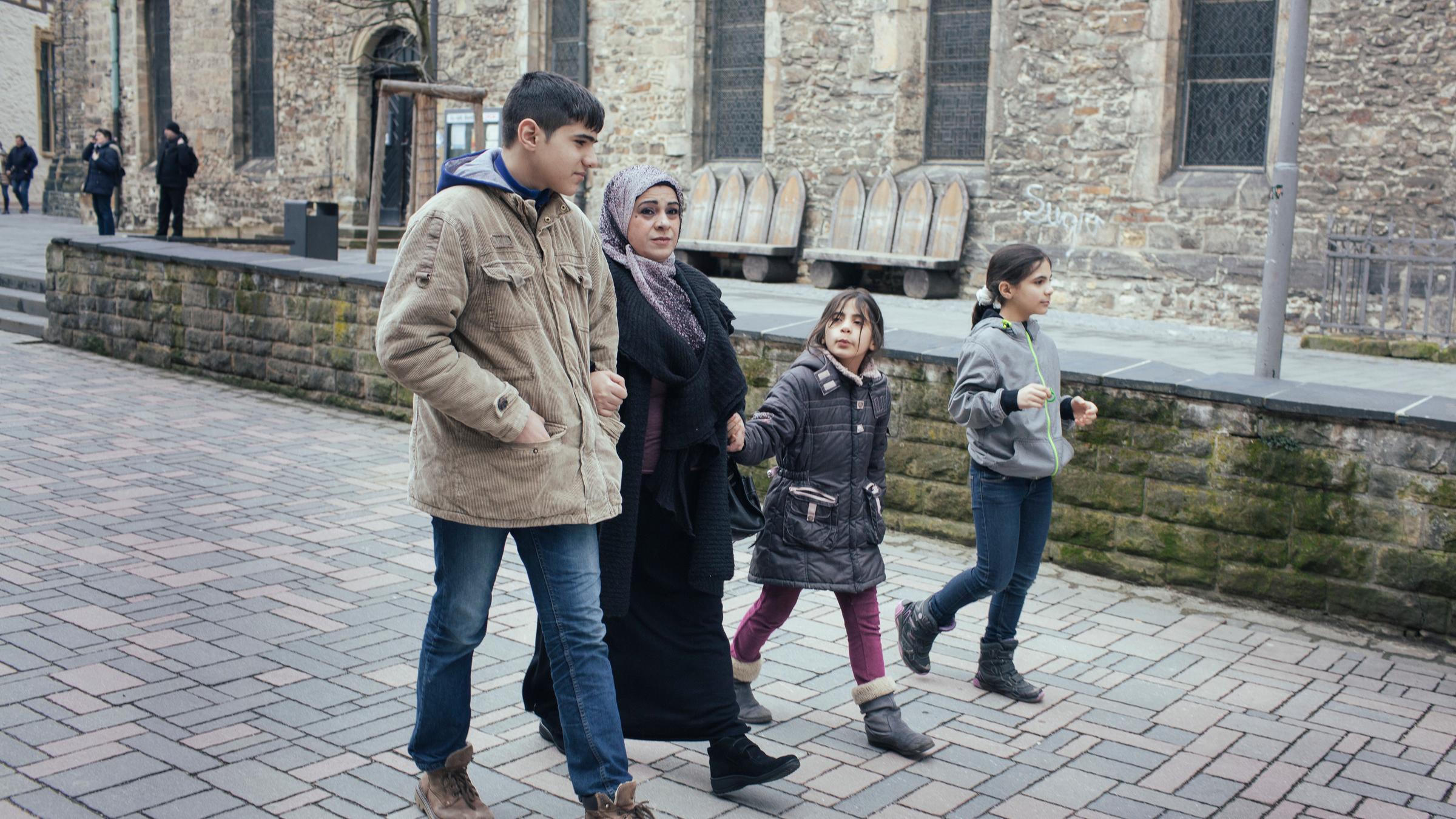"Das Schicksal der Kinder von Aleppo": Hala Qasmo geht in Goslar mit ihrem Sohn Mohammed und ihren Töchtern Sara und Farah spazieren.