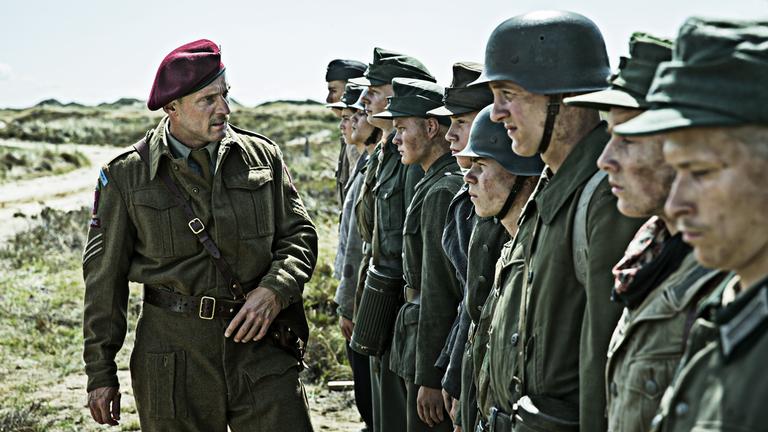 "Unter dem Sand": Stehen nebeneinander: Roland Möller, Tim Bülow, August Carter, Alexander Rasch, Julius Kochinke, Maximilian Beck, Emil Belton, Leon Seidel, Oskar Bökelmann, Louis Hofmann, Joel Basman