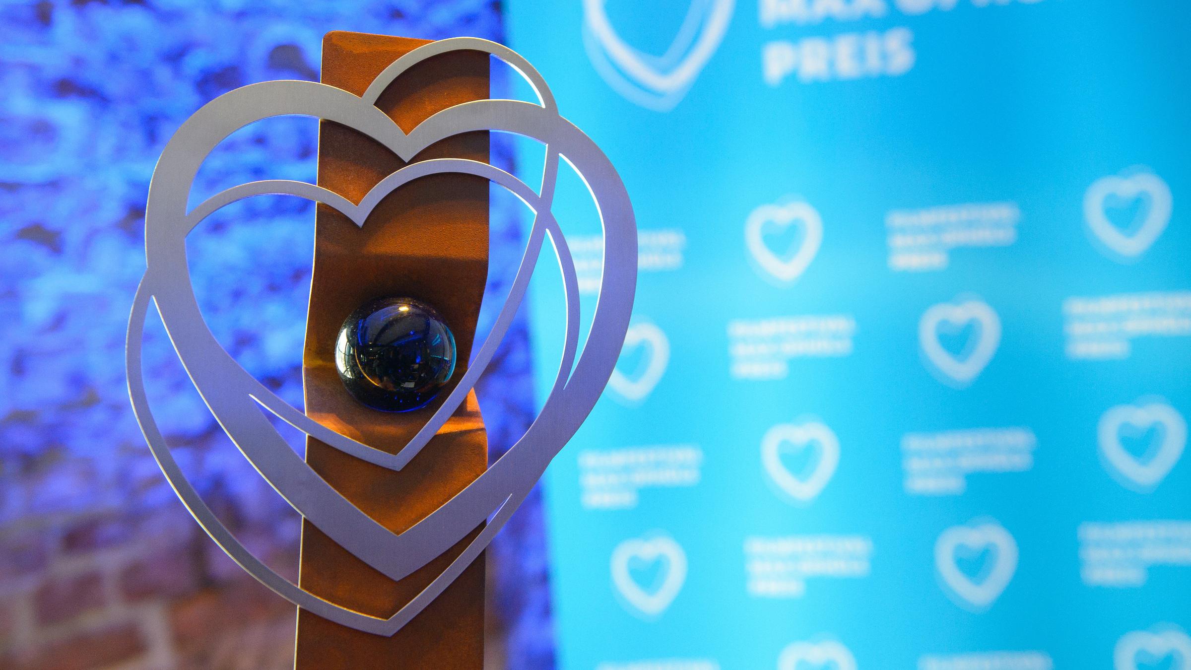 Logo des Max-Ophüls-Preises vor Hintergrund mit der Aufschrift "Filmfestival Max Ophüls Preis"