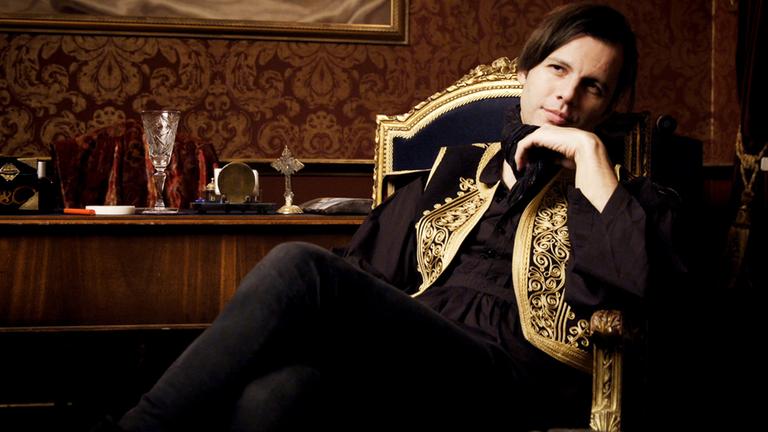 „Currentzis: Der Klassikrebell“ (ARTE): Teodor Currentzis sitzt in einem Sessel und blickt in die Kamera