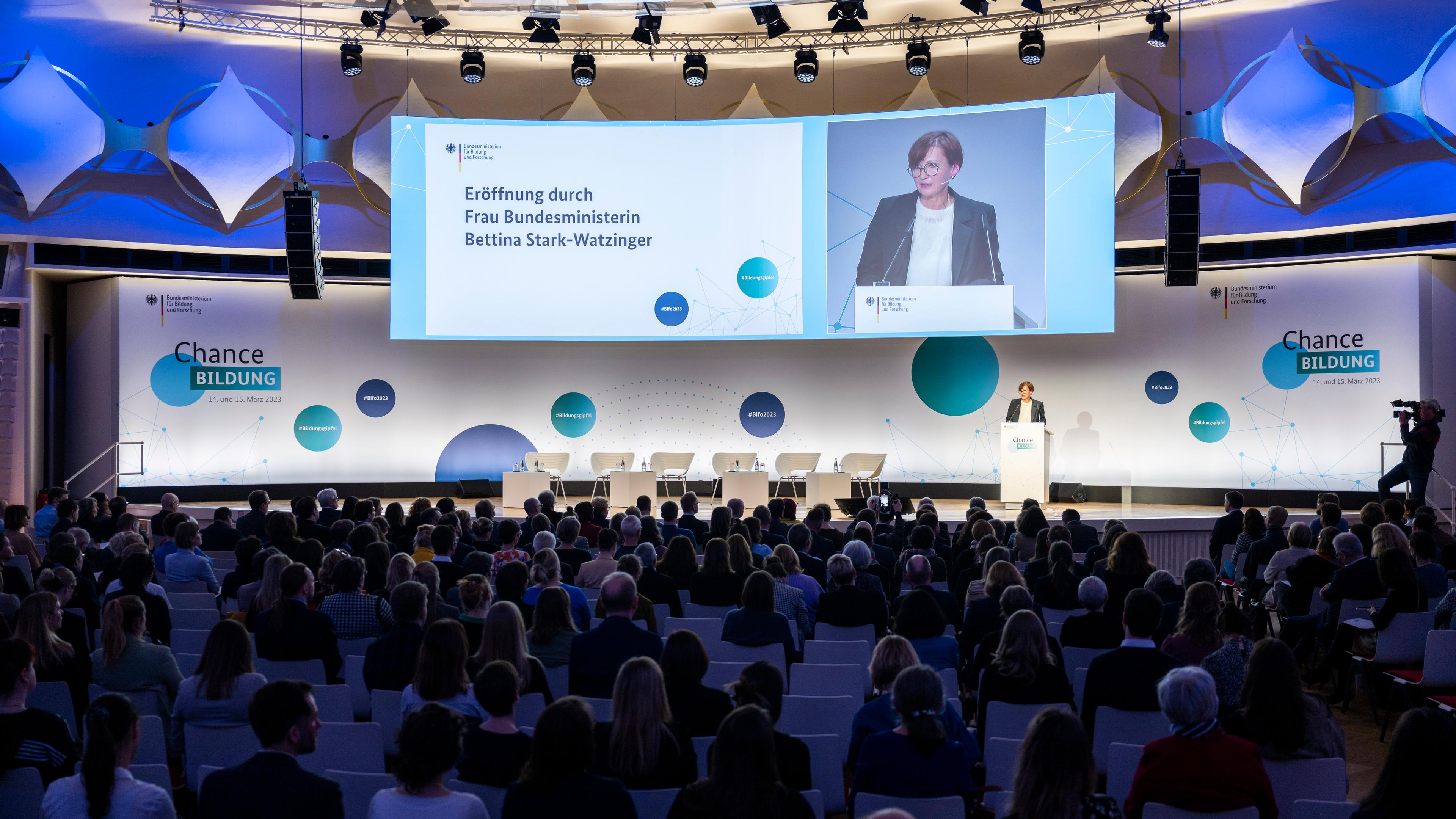  Bettina Stark-Watzinger (FDP), Bundesministerin für Bildung und Forschung, spricht beim Bildungsgipfel