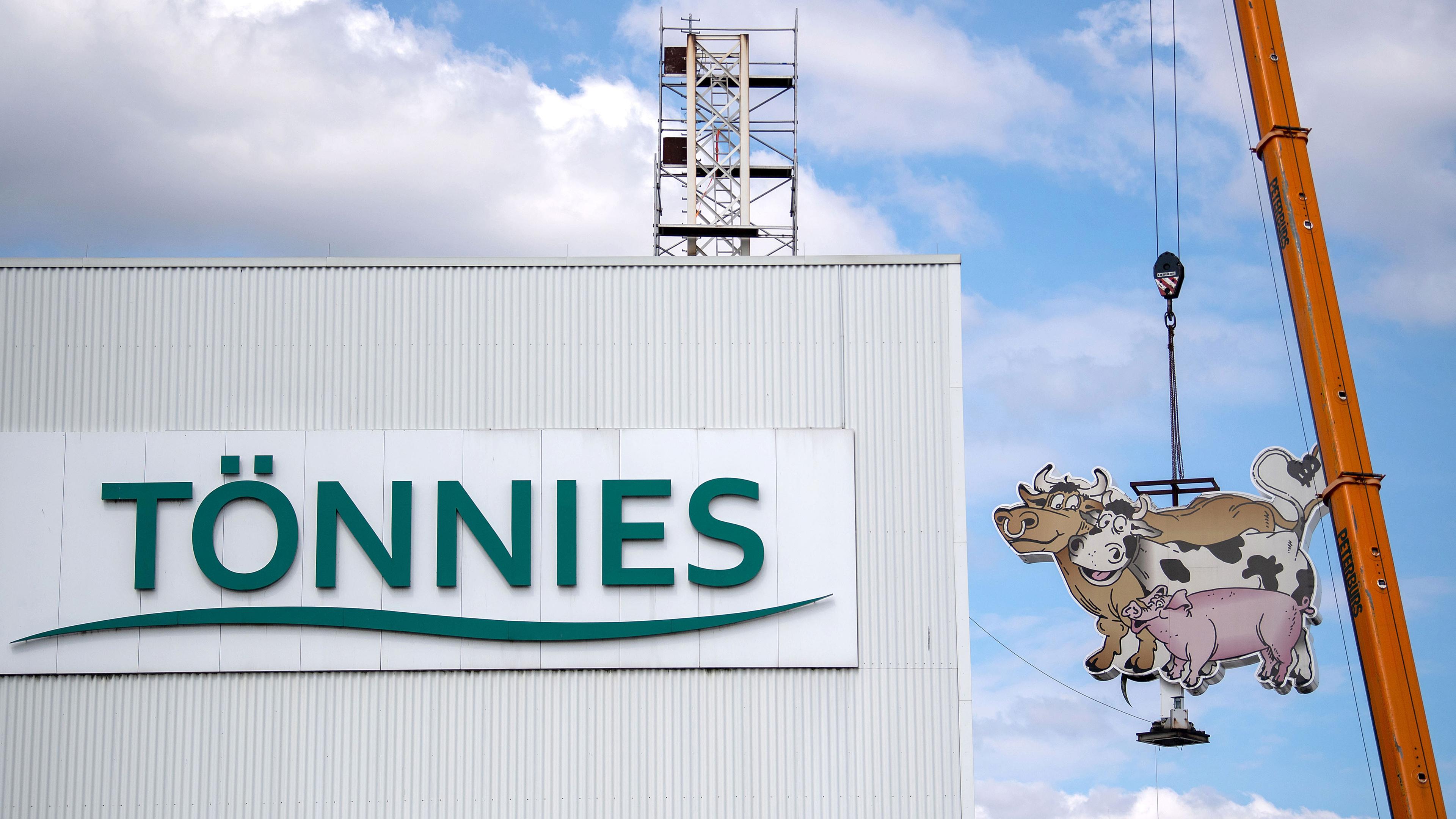 "Billigfleisch um jeden Preis - Das System Tönnies": Das alte Logo von dem Fleischverarbeiter und Schlachtkonzern Tönnies schwebt an einem Schwerlastkran in der Luft.