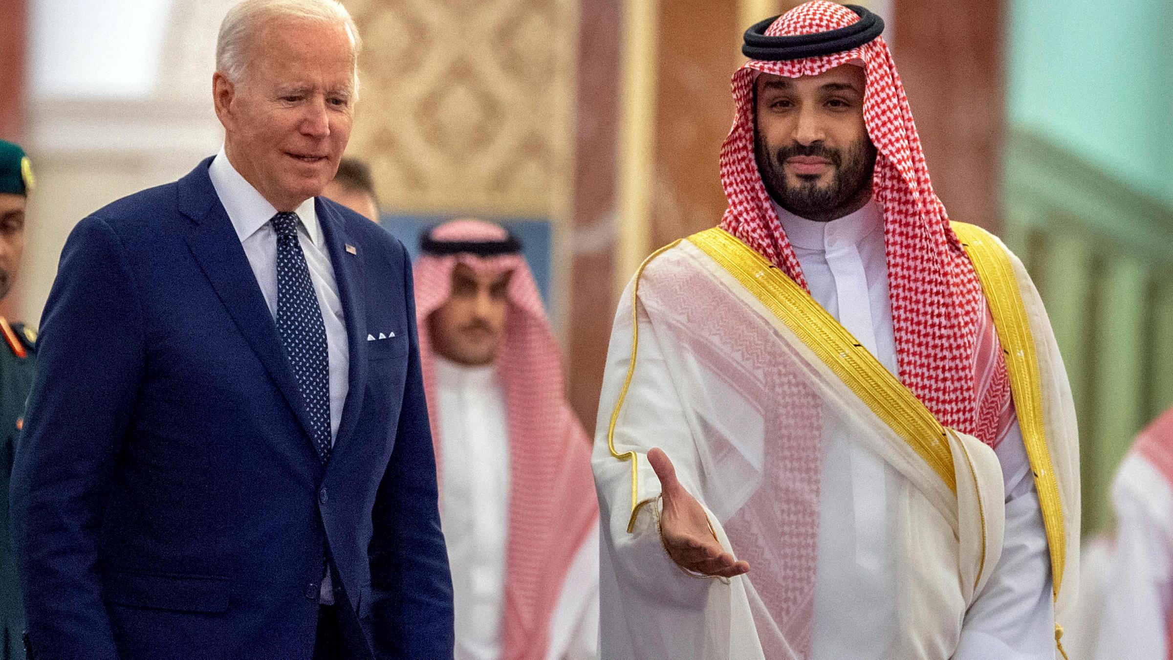 Der saudische Kronprinz Mohammed bin Salman und US-Präsident Biden bei einem Treffen in Dschidda.